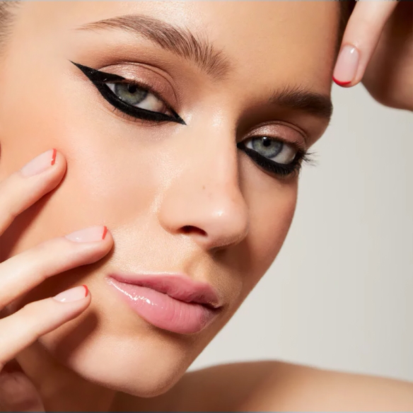 DELINEADOR DE OJOS - LA PLUME EYELINER